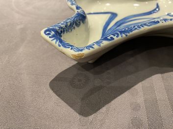 Een paar blauw-witte Delftse schotels met anjers, 18e eeuw
